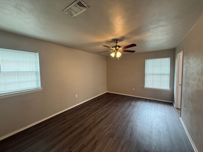 Building Photo - 3 Bed | 2 Bath | 2-Car Garage + Carport – ...