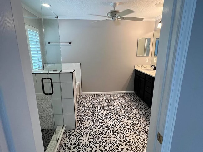 Building Photo - 6 Bedrooms 4 Bathroom 1672 Hammock Grove Lane