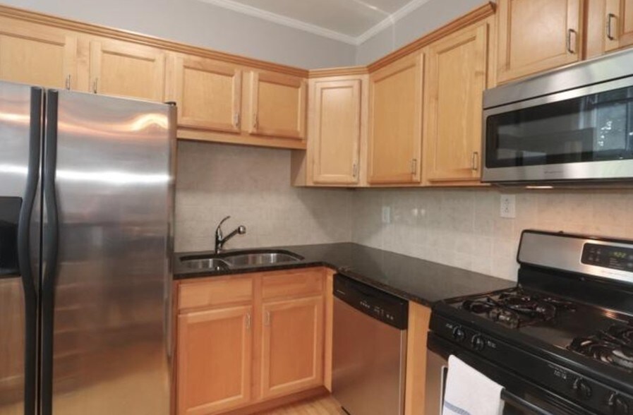 Kitchen - 224 N Oak Park Ave