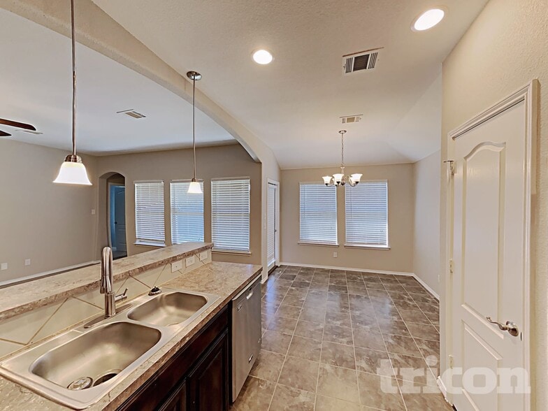 Building Photo - 525 Beechgrove Terrace