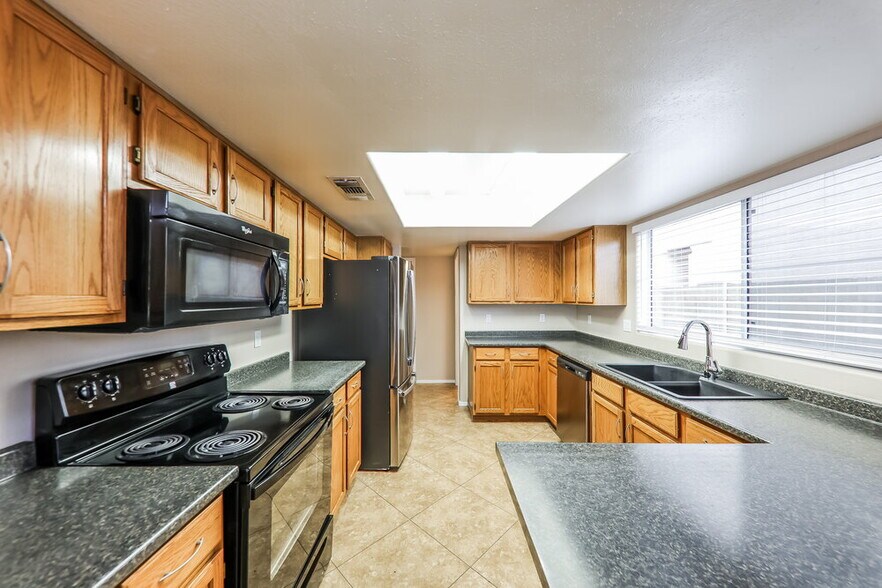 Building Photo - 1226 E Helena Dr