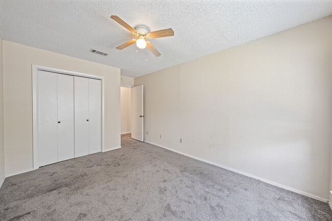 Building Photo - 1015 E Yager Ln