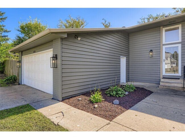 Building Photo - 5525 Lindsay St