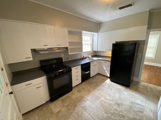 Building Photo - Adorable South Highland home