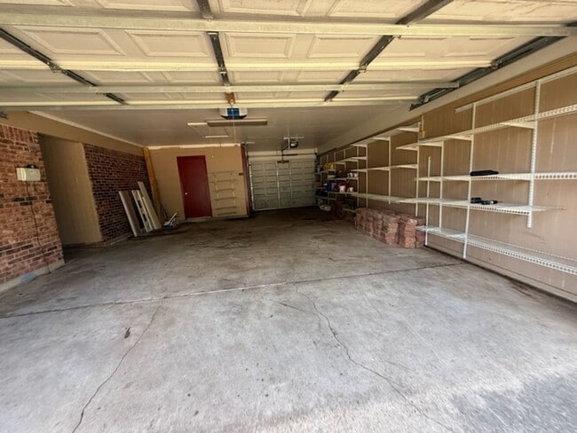 Building Photo - Spacious Home in Southern Hills