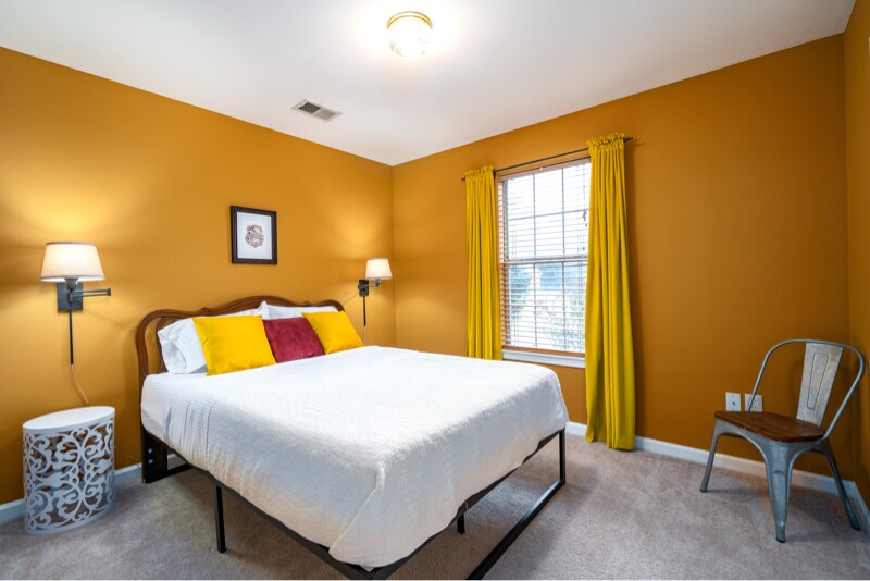 Building Photo - 201 Willow Creek S Cir