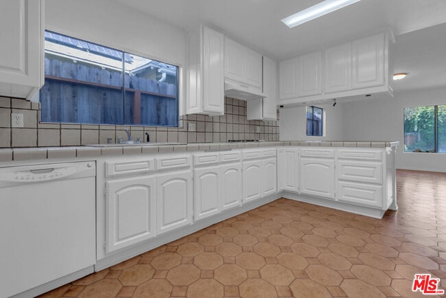 Building Photo - 152 S Kilkea Dr