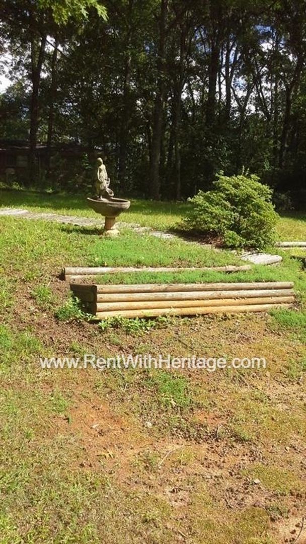 Building Photo - Amazing 4 Bedroom/ 2 Bath Home / Bonus Roo...