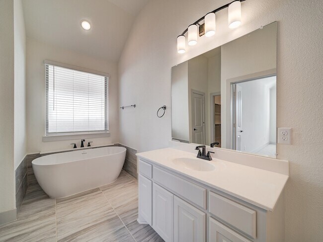 Building Photo - 3401 Riverlawn Dr