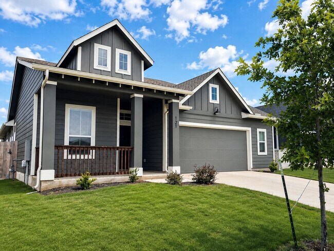 Building Photo - Beautiful 3 Bedroom Home + Study in Paramount