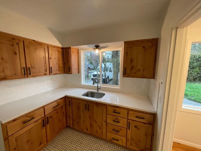 Building Photo - AVAILABLE NOW!!! Spacious 2bd/1ba House w/...