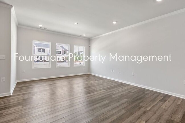 Building Photo - Townhome | Bonus Loft Space | Internet Inc...