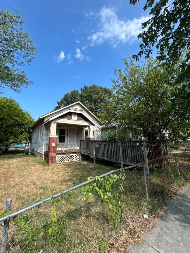 Primary Photo - 800 44th St NE