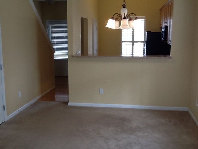 Building Photo - Move-in Ready!