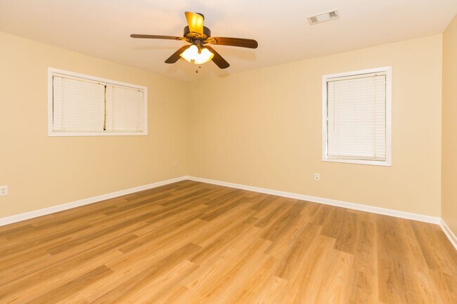 Building Photo - 4 Bed 2.5 bath