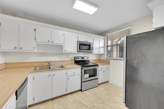 Building Photo - 8415 Forest Hills Dr