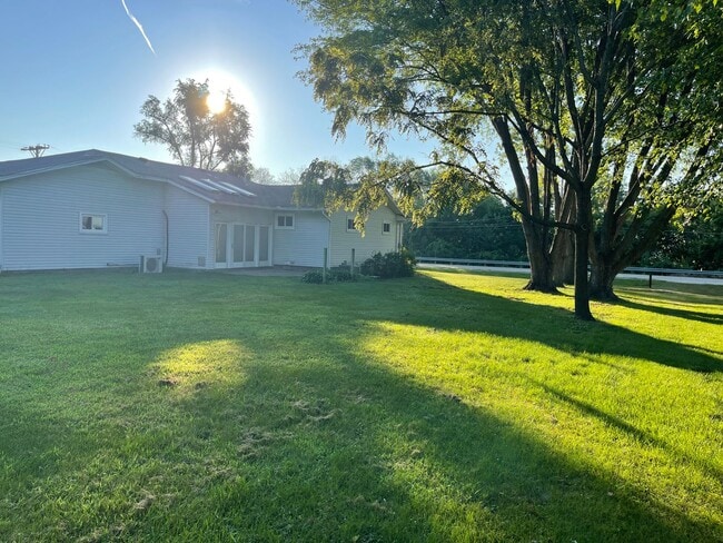 Building Photo - Raised Ranch with a 2 car attached garage in PV Schools