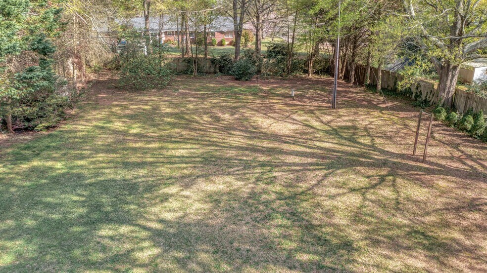 Building Photo - 1416 Hilltop Dr