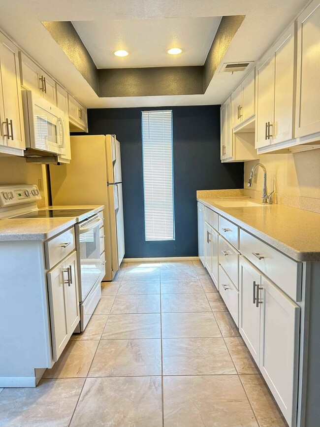 Building Photo - GORGEOUS REMODEL! 2 BEDROOM IN POINTS WEST!