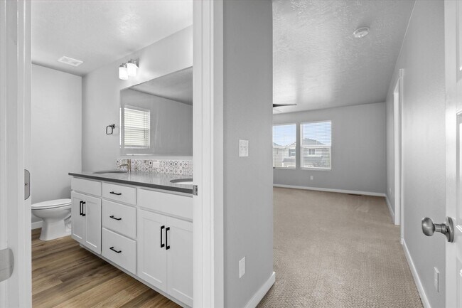 Building Photo - 3 bed, 3 bath with over 2000 sq ft!