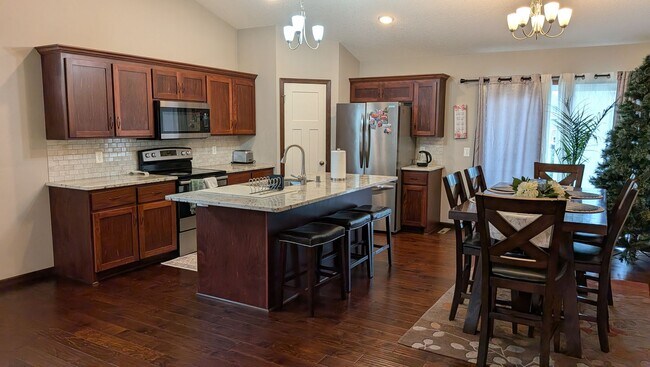 Building Photo - Amazing 5 bedroom home in Blaine!