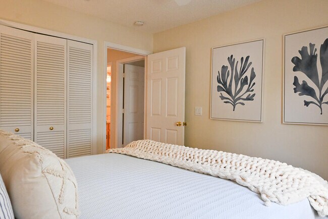 Building Photo - 12828 Meadowbreeze Dr