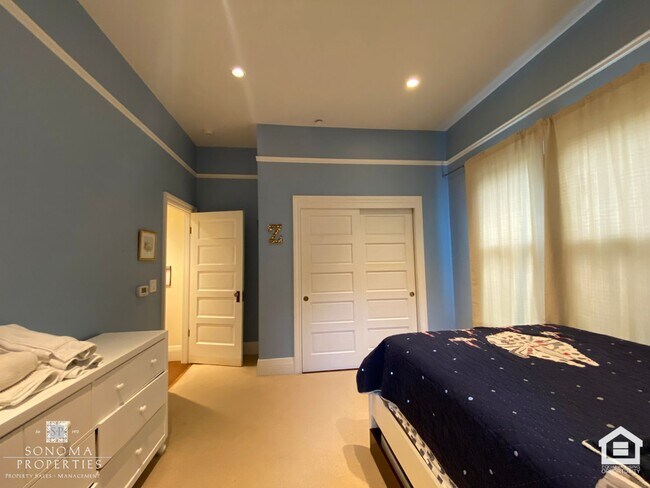 Building Photo - Stunning Furnished Eastside Home