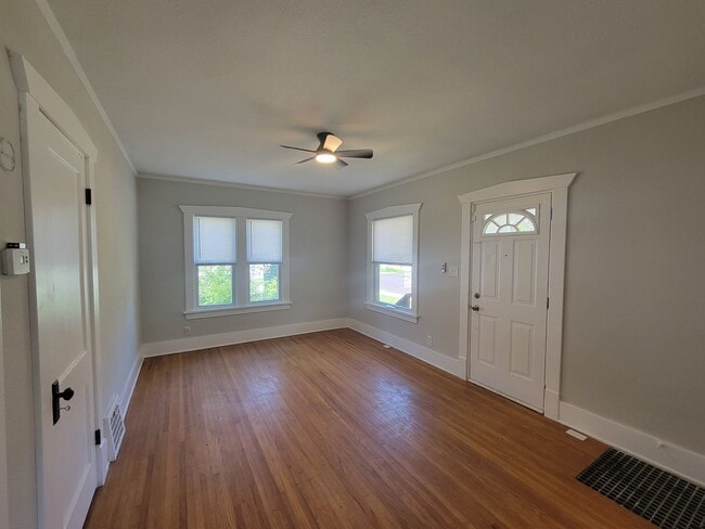 Building Photo - 2 Bedroom, 1 Bath Home - Now Available for Rent!