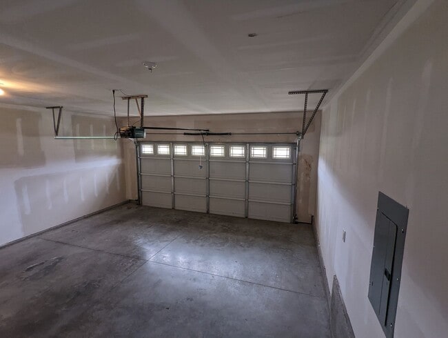 Building Photo - 3B/2BA With 2 car garage, Large Bonus Room...