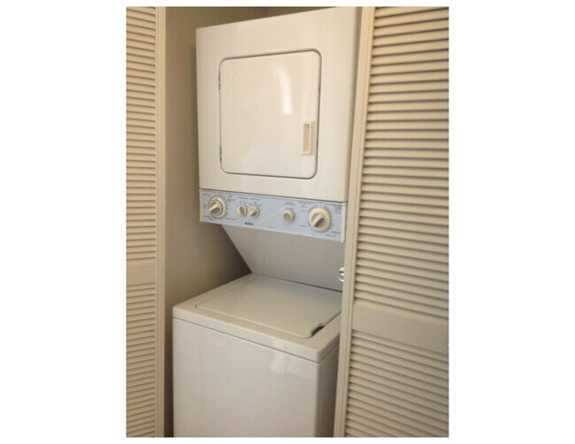 Building Photo - One Bedroom Apt, Excellent Location (Elect...