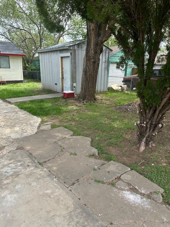Building Photo - Charming 2 Bedroom, 1 Bath Home with Spaci...