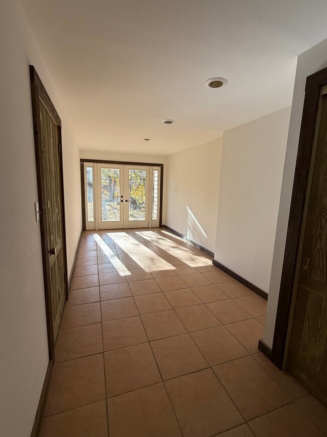 Building Photo - 5 Skyline Dr