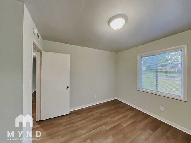 Building Photo - 217 E Haven Dr NE