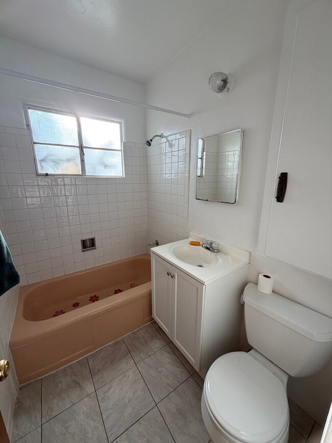 Building Photo - 3 Bedroom Home w/Large Backyard