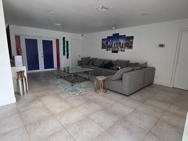 Building Photo - 690 NW 68th Ave