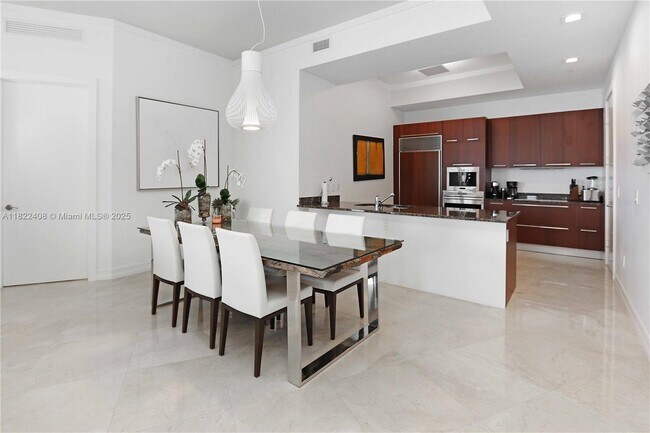 Building Photo - 15901 Collins Ave
