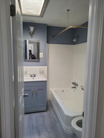 Building Photo - 7113 Castor Ave