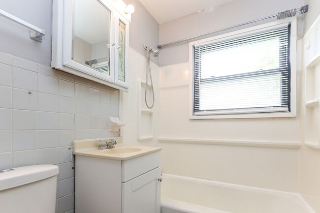 Building Photo - 3 Bed 1 Bath Single Family Home in Springfield!