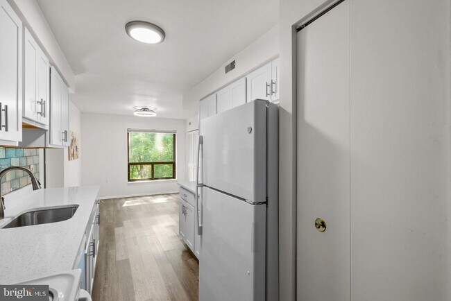 Building Photo - 435 Christopher Ave