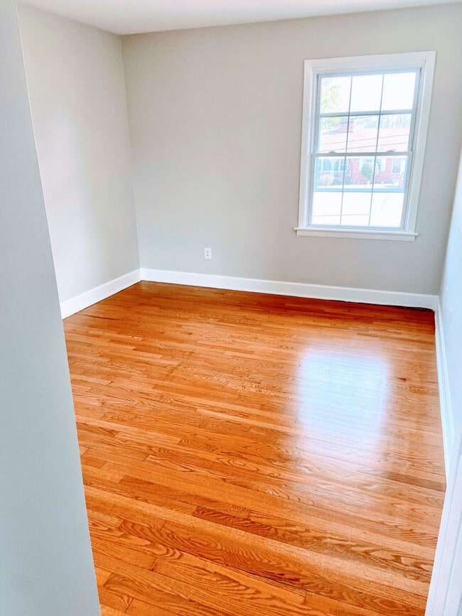 Building Photo - Great 4 Bedroom House