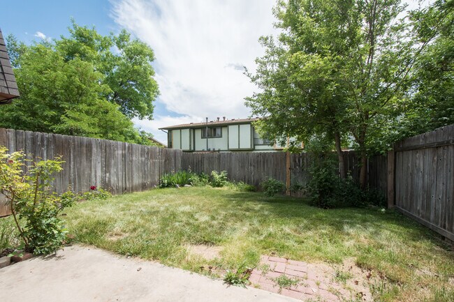 Building Photo - 1720 Azalea Ct