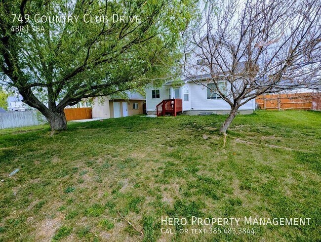 Building Photo - 749 Country Club Dr
