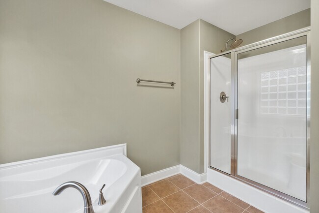 Building Photo - 128 Willow Tree Dr