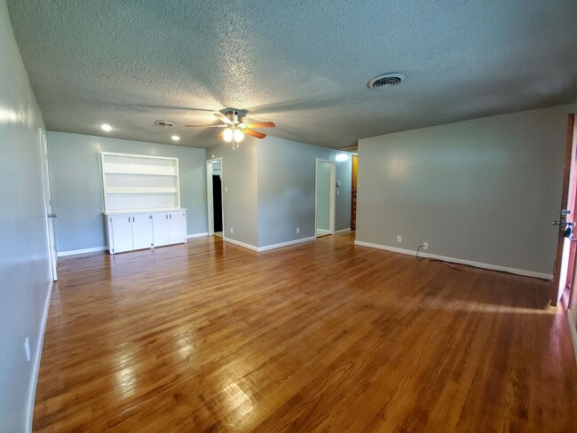 Building Photo - 4 Bedroom 2 bath Home in Shawnee