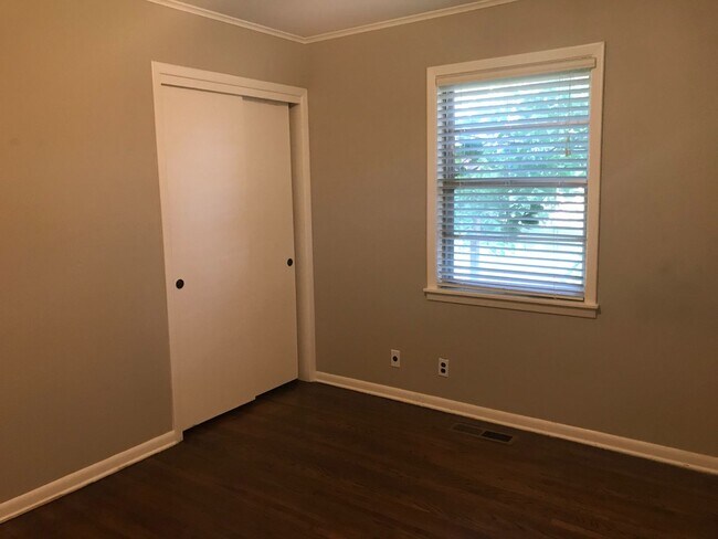 Building Photo - 3 bedrooms, 1.5 bath, close to Brookside restaurants, shopping and entertainment.