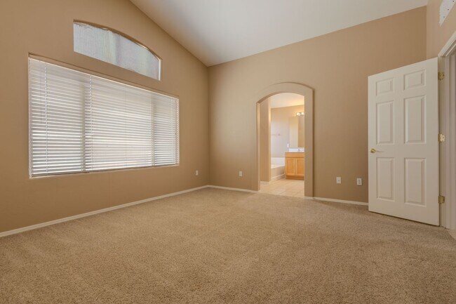 Building Photo - 4 Bedroom, 2 Bath