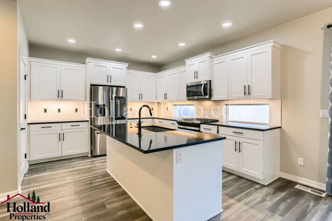 Building Photo - Modern Stylish 3-Bed Home in Prime Hillsbo...