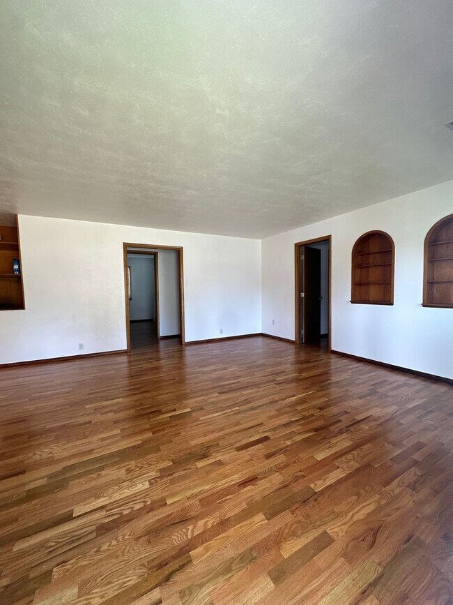 Building Photo - 3 Bedroom 1 Bath home * Owner Updates $600 OFF FIRST MONTHS RENT