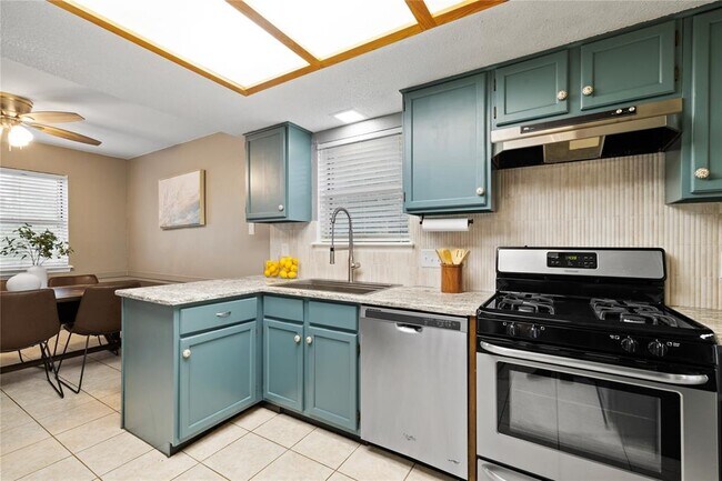 Building Photo - 1702 Oakridge Dr
