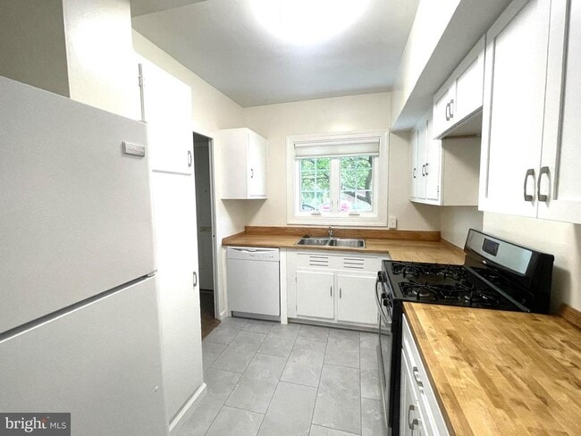 Building Photo - 3350 Martha Custis Dr